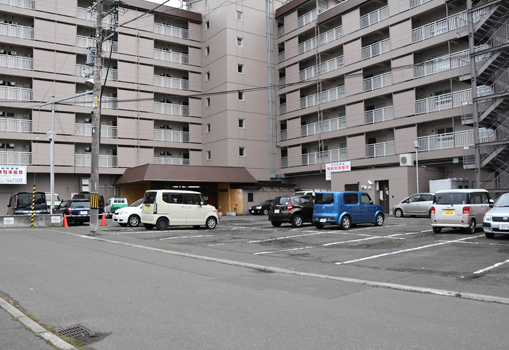 平岸パールハイム南側駐車場01